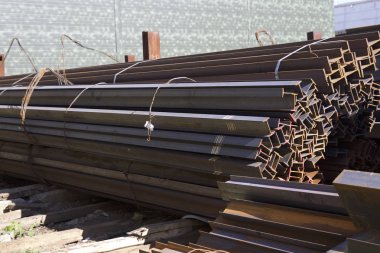 Metal profiller farklı türde metal ürünler depoda bulunan