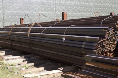 Metal profiller farklı türde metal ürünler depoda, Rusya bulunur