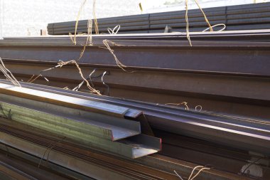 Metal profiller farklı türde metal ürünler depoda bulunan