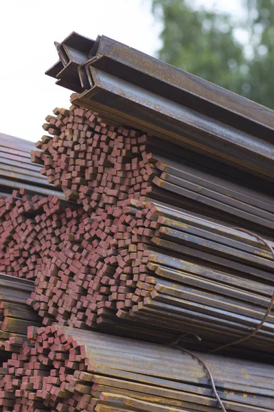 Metal profiller farklı türde metal ürünler depoda bulunan