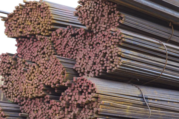 Metal profiller farklı türde metal ürünler depoda bulunan