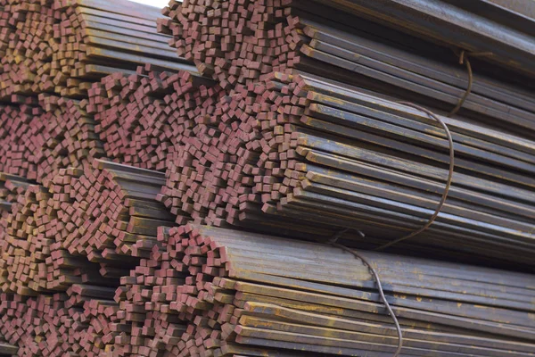 Metal profiller farklı türde metal ürünler depoda, Rusya bulunur