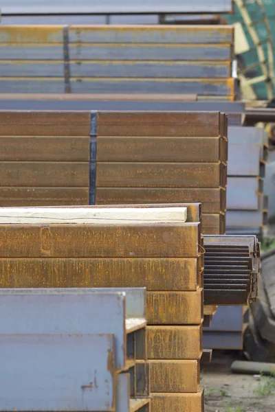 Metal profiller farklı türde metal ürünler depoda bulunan