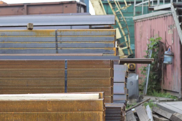 Metal profiller farklı türde metal ürünler depoda, Rusya bulunur