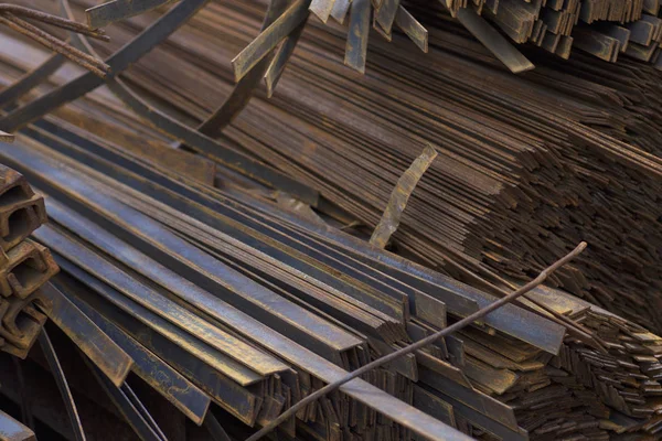 Metal profiller farklı türde metal ürünler depoda, Rusya bulunur