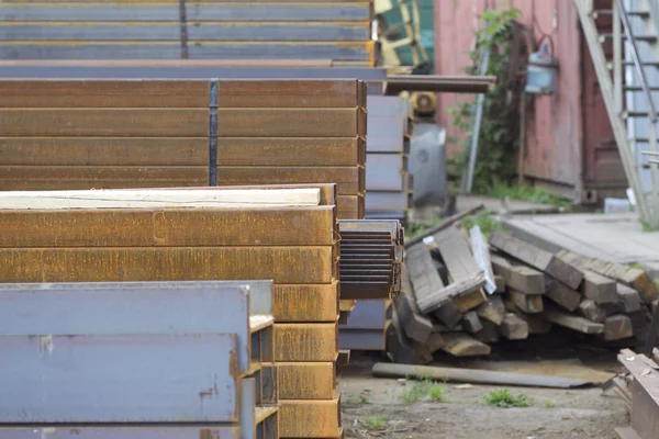 Metal profiller farklı türde metal ürünler depoda bulunan