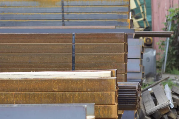 Metal profiller farklı türde metal ürünler depoda, Rusya bulunur