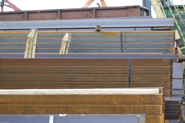 Metal profiller farklı türde metal ürünler depoda bulunan