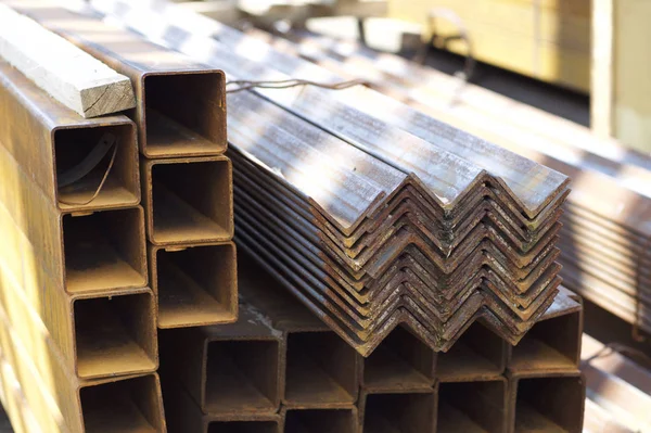 Metal profiller farklı türde metal ürünler depoda, Rusya bulunur