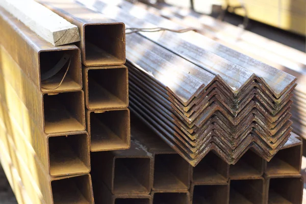 Metal profiller farklı türde metal ürünler depoda, Rusya bulunur