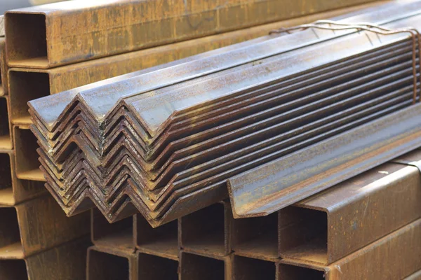 Metal profiller farklı türde metal ürünler depoda, Rusya bulunur