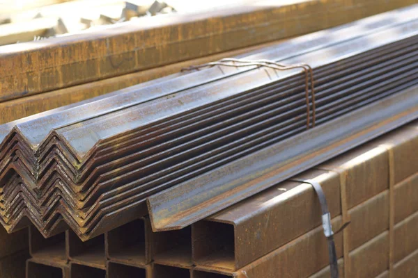 Metal profiller farklı türde metal ürünler depoda bulunan