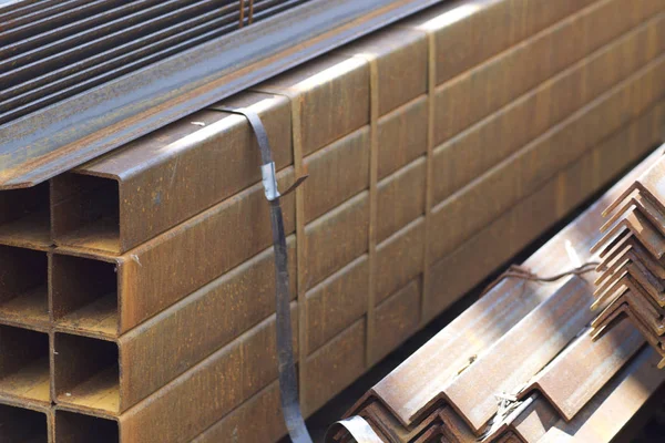 Metal profiller farklı türde metal ürünler depoda bulunan