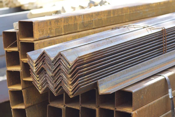 Metal profiller farklı türde metal ürünler depoda, Rusya bulunur