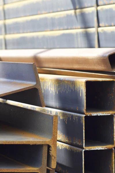 Metal profiller farklı türde metal ürünler depoda bulunan