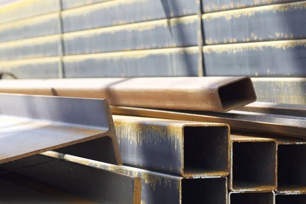 Metal profiller farklı türde metal ürünler depoda, Rusya bulunur