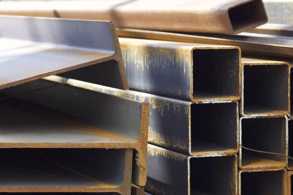 Metal profiller farklı türde metal ürünler depoda, Rusya bulunur