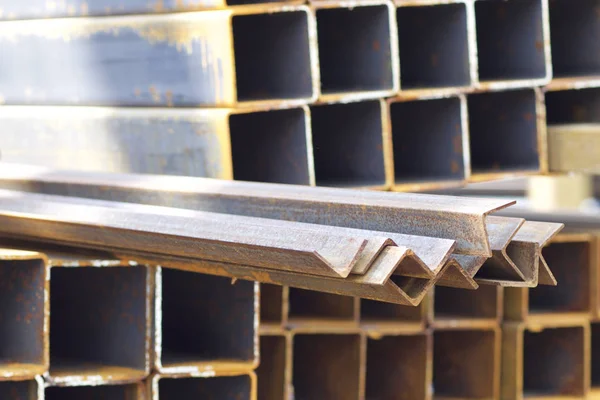 Metal profiller farklı türde metal ürünler depoda, Rusya bulunur