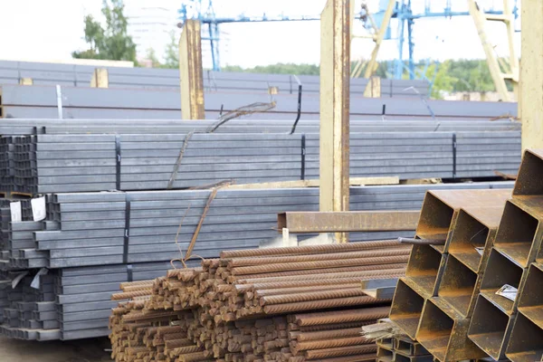 Metal profiller farklı türde metal ürünler depoda, Rusya bulunur