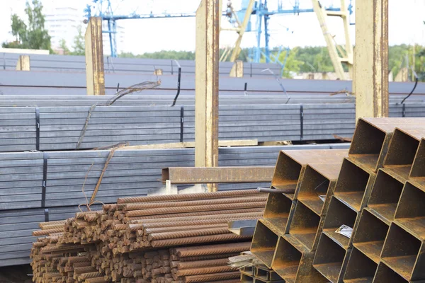 Metal profiller farklı türde metal ürünler depoda bulunan