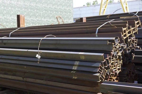 Metal profiller farklı türde metal ürünler depoda, Rusya bulunur