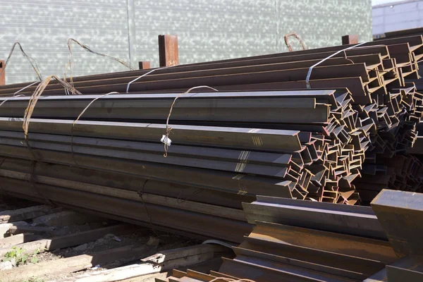 Metal profiller farklı türde metal ürünler depoda bulunan