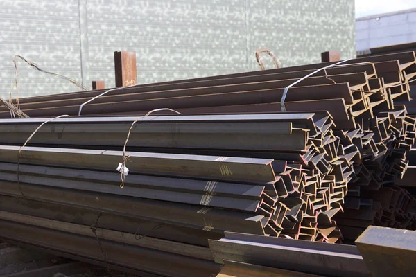 Metal profiller farklı türde metal ürünler depoda, Rusya bulunur