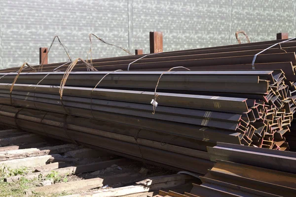 Metal profiller farklı türde metal ürünler depoda, Rusya bulunur