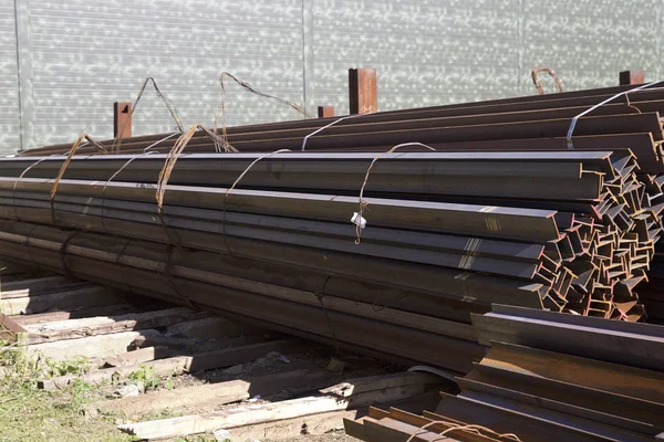 Metal profiller farklı türde metal ürünler depoda, Rusya bulunur