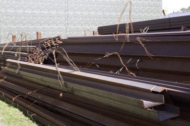 Metal profiller farklı türde metal ürünler depoda, Rusya bulunur