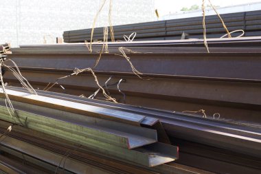 Metal profiller farklı türde metal ürünler depoda, Rusya bulunur