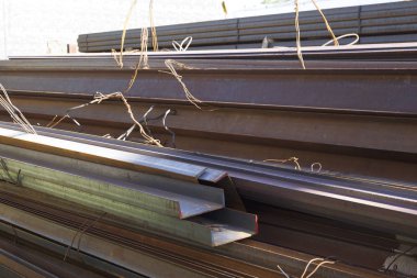 Metal profiller farklı türde metal ürünler depoda, Rusya bulunur