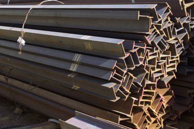 Metal profiller farklı türde metal ürünler depoda, Rusya bulunur