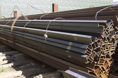 Metal profiller farklı türde metal ürünler depoda, Rusya bulunur