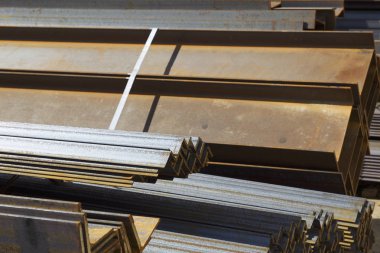 Metal profiller farklı türde metal ürünler depoda, Rusya bulunur