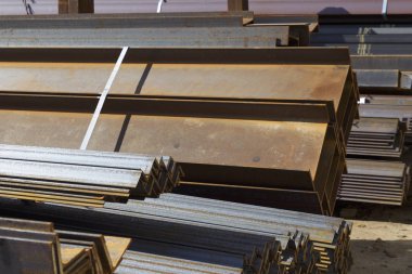 Metal profiller farklı türde metal ürünler depoda bulunan