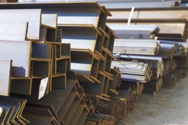 Metal profiller farklı türde metal ürünler depoda, Rusya bulunur