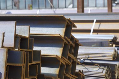 Metal profiller farklı türde metal ürünler depoda, Rusya bulunur