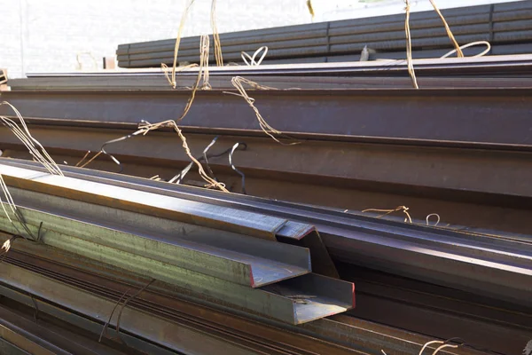 Metal profiller farklı türde metal ürünler depoda bulunan