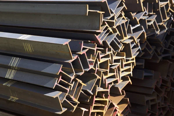 Metal profiller farklı türde metal ürünler depoda, Rusya bulunur