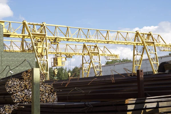 Metal profiller farklı türde metal ürünler depoda bulunan