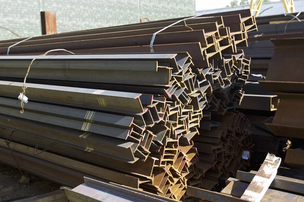 Metal profiller farklı türde metal ürünler depoda, Rusya bulunur