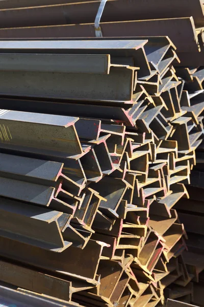 Metall profiler av olika slag finns i metallprodukter lagret — Stockfoto