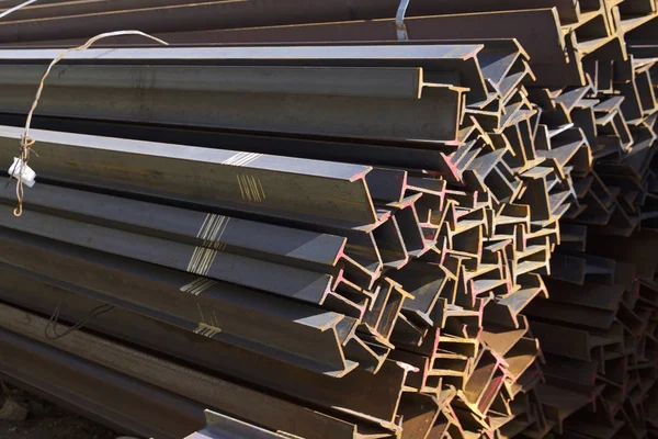 Metal profiller farklı türde metal ürünler depoda bulunan