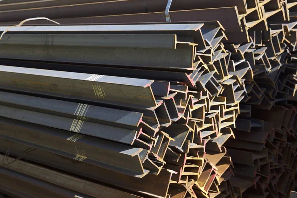 Metal profiller farklı türde metal ürünler depoda, Rusya bulunur