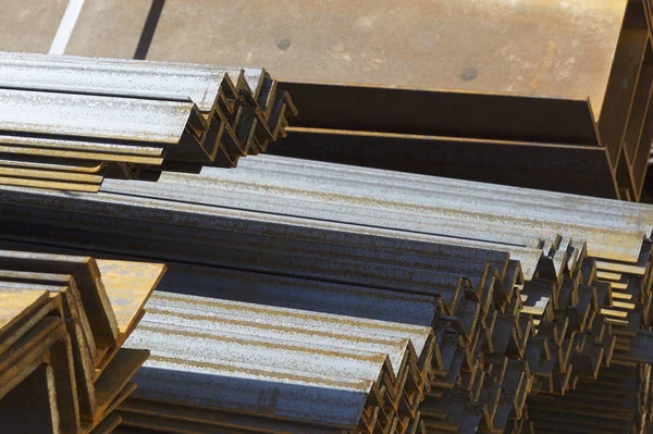 Metal profiller farklı türde metal ürünler depoda, Rusya bulunur