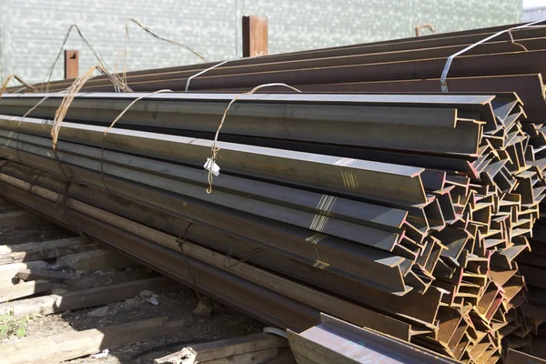 Metal profiller farklı türde metal ürünler depoda, Rusya bulunur