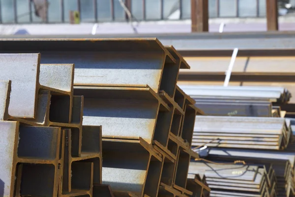 Metal profiller farklı türde metal ürünler depoda, Rusya bulunur