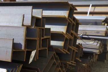 Metal profiller farklı türde metal ürünler depoda, Rusya bulunur