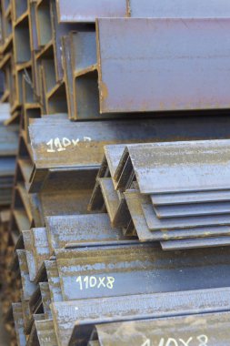 Metal profiller farklı türde metal ürünler depoda bulunan